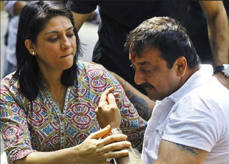 প্রিয়া দত্ত: প্রিয়া সঞ্জয় দত্তের বোন। ছবিতে প্রিয়াকে অবশ্য দেখানো হয়েছে। তবে সেই চরিত্র এতটাই কম সময়ের জন্য স্ক্রিনে এসেছিল যে তা প্রায় না দেখানোরই সমান। কারণ, সঞ্জয়ের দীর্ঘ টানাপড়েনের জীবনে বোন প্রিয়ার ভূমিকা অনেক।