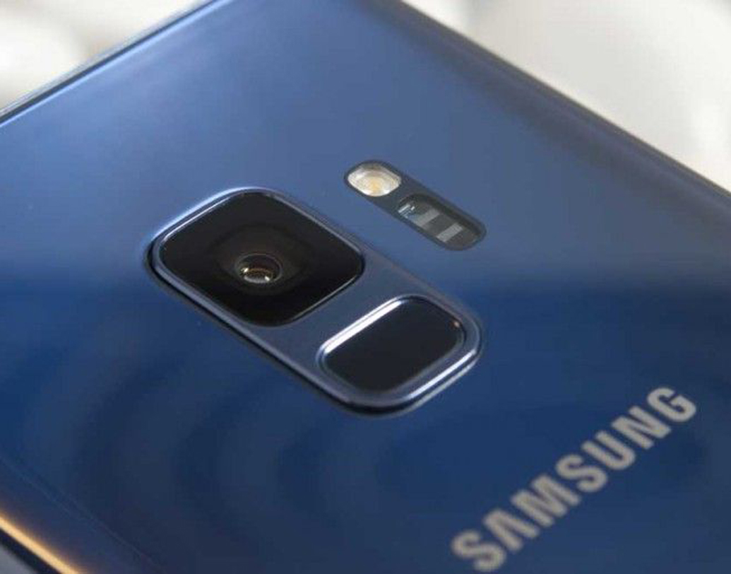 কোয়াড কোর প্রসেসর সম্বলিত এই ফোনের সামনের দিকের ক্যামেরা ৮ মেগাপিক্সেলের। পিছনের ক্যামেরাটি ১৮ মেগাপিক্সেল ক্ষমতাসম্পন্ন। যে কোনও উন্নত মানের ক্যামেরায় তোলা ছবির সঙ্গে টক্কর দিতে পারবে এই ফোনে তোলা ছবিও।