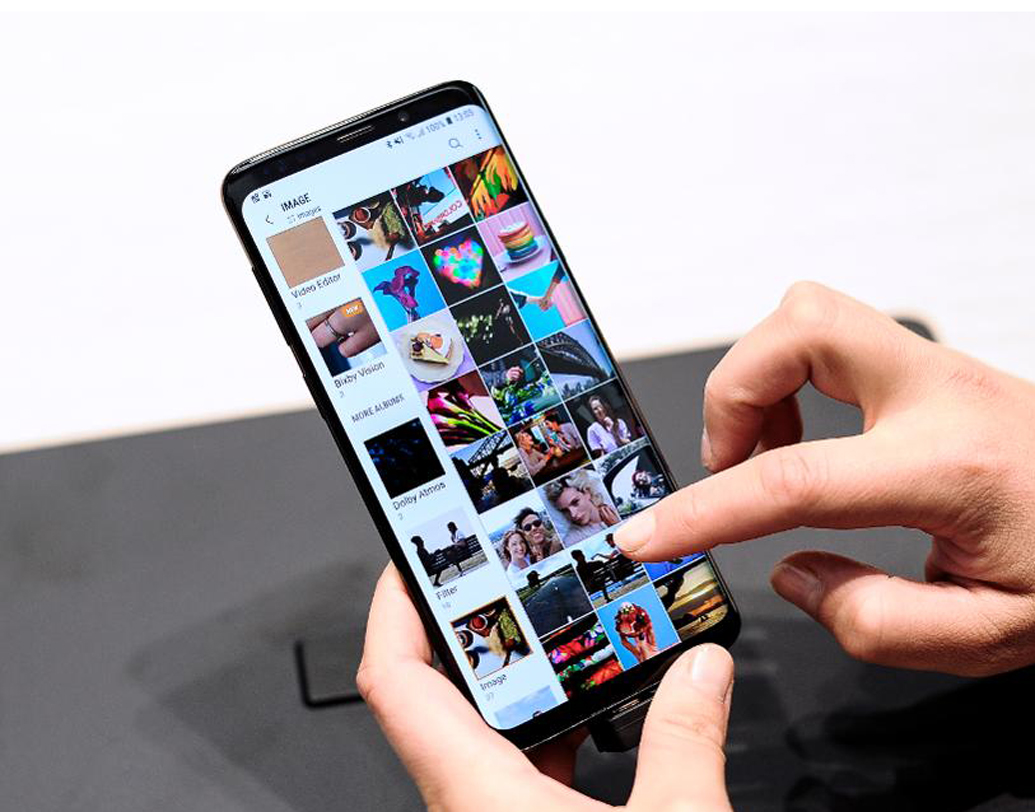 স্যামস্যাং-এর দাবি, চার হাজার মিলি অ্যাম্পিয়ার ক্ষমতাসম্পন্ন গ্যালাক্সি টেন-এর ব্যাটারি মৃদু বাতাসের সংস্পর্শে এলেই চার্জ হতে শুরু করবে। অতএব, রাস্তাঘাটে চার্জার বা পাওয়ার ব্যাঙ্ক নিয়ে ঘুরে বেড়ানোর কোনও প্রয়োজনই পড়বে না।