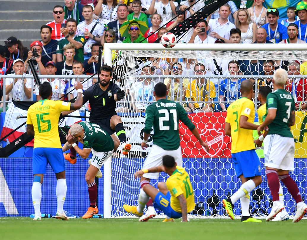 দুরন্ত ডিফেন্স: গোলকিপারের পাশাপাশি প্রশংসা করতেই হবে ব্রাজিলের ডিফেন্সের। যে ভাবে মেক্সিকোর আক্রমণকে পাল্টা আক্রমণে পরিণত করলেন তারা, তাতে অনেক সুবিধা হয়ে যায় ব্রাজিলেরই।