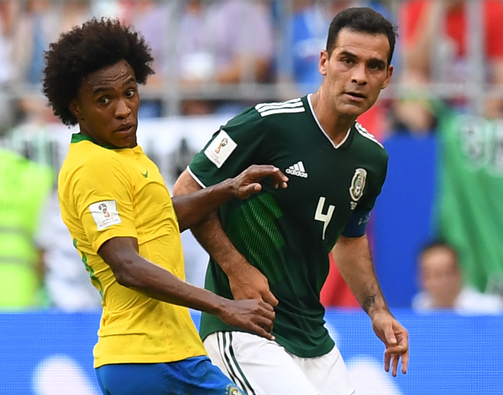 গতিময় উইলিয়ান: মেক্সিকোর বিরুদ্ধে অসাধারণ ম্যাচ উপহার দিলেন উইলিয়ান। দুই দলের মধ্যে পার্থক্য গড়ে দেওয়ার ক্ষেত্রে উইলিয়ান একটা বড় ভূমিকা নিলেন। উইলিয়ানের গতিময় ফুটবল নেমারের কাজটা অনেক সহজ করে দিয়েছিল মেক্সিকোর বিরুদ্ধে।