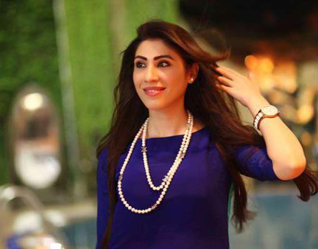 হিনা পারভেজ বাট: একাধারে রাজনীতিবিদ, অন্য দিকে ফ্যাশন ডিজাইনার। পাকিস্তান মুসলিম লিগের এই সদস্য লাহৌর বিশ্ববিদ্যালয়ের ম্যানেজমেন্ট সায়েন্সের ছাত্রী ছিলেন। স্নাতকোত্তর স্তরে স্বর্ণপদক পেয়েছেন।