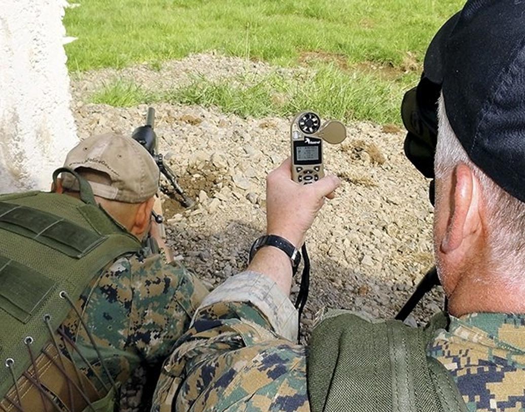 সাধারণত দু’জনের দল থাকে স্নাইপারদের। এক জনকে স্নাইপার এবং অপর জনকে বলা হয় স্পটার।