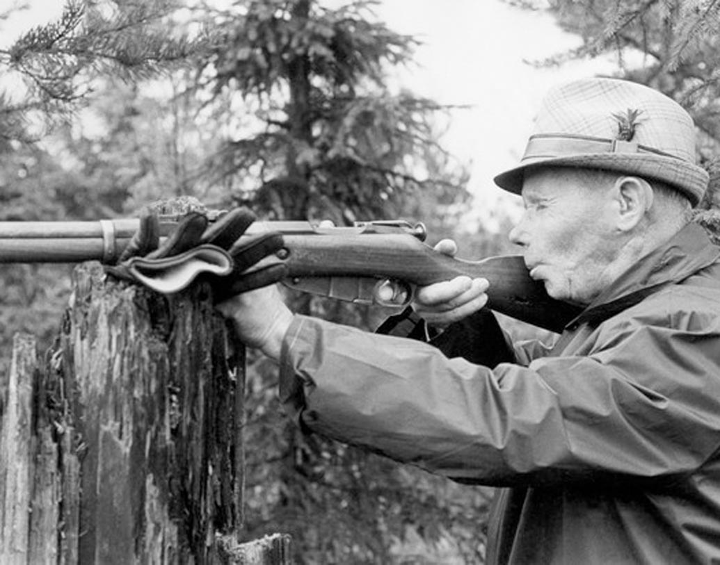 ফিনল্যান্ডের স্নাইপার সিমো হায়া। বিশ্বের অন্যতম সফল পুরুষ স্নাইপার। ১০০ দিনে শত্রুপক্ষের ৫০৫ জনকে মেরে ফেলার রেকর্ড ছিল তাঁর। তাইকা আমপুজা বা ম্যাজিক শুটার বলা হত তাঁকে।