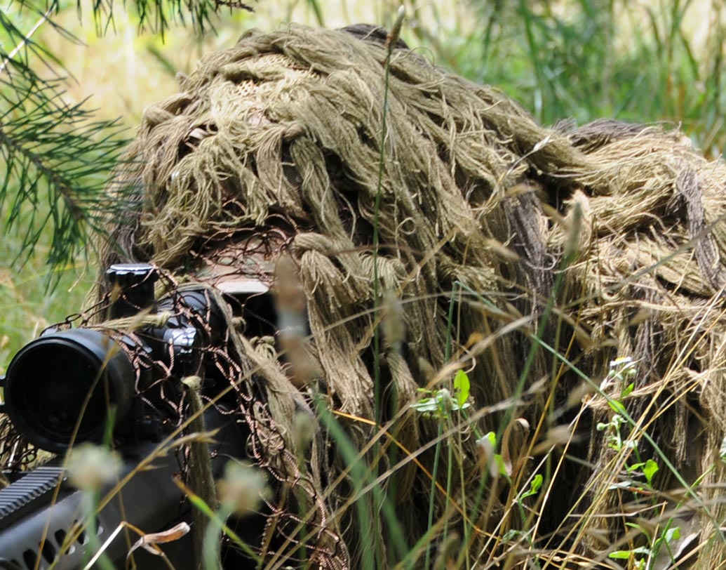 সবচেয়ে ভারি যে পোশাক স্নাইপাররা পরেন, তাকে বলা হয় ঘিলি শুট। আর এই ঘিলি শুট পরেই ঘণ্টার পর ঘণ্টা, দিনের পর দিন একই জায়গায় বসে থাকতে হয় স্নাইপারদের।