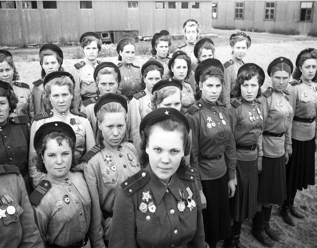 দ্বিতীয় বিশ্বযুদ্ধের সময় প্রায় দু’হাজার মহিলা স্নাইপার ছিল রুশ সেনাবাহিনীতে।