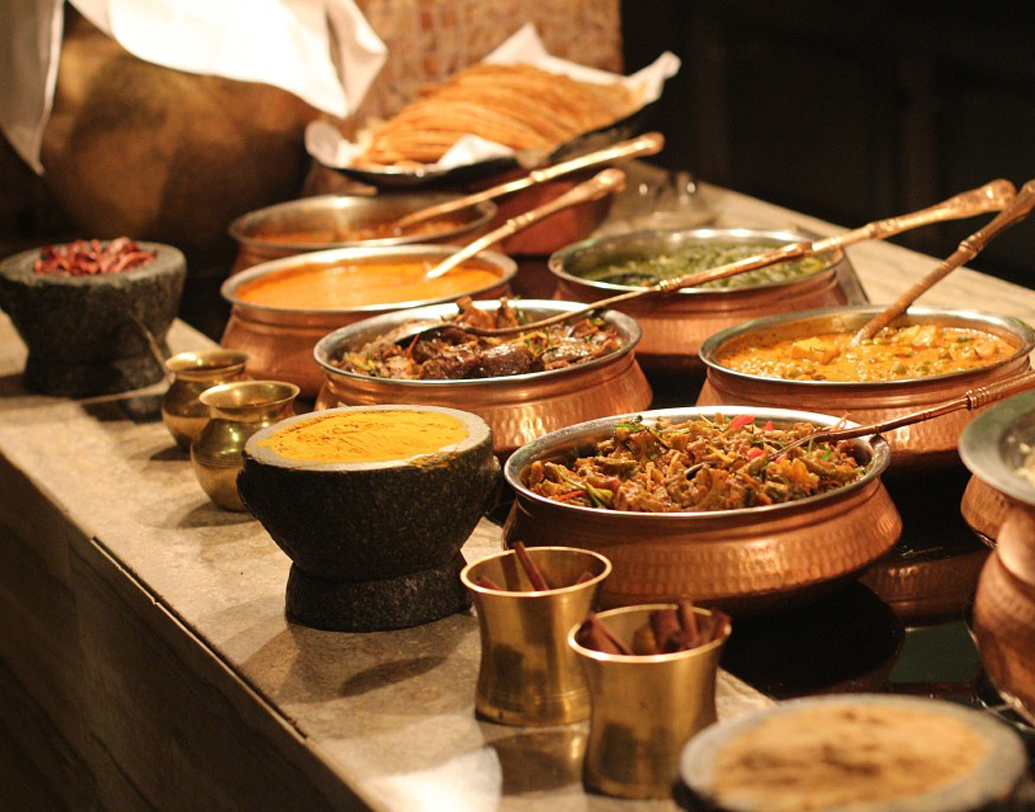 সপ্তাহান্তে নিজের রুটিনে আনুন একটু রং। বাড়ির সকলকে নিয়ে জমিয়ে সিনেমা দেখুন বা বাইরে খেতে বেরোন। টুক করে ঘুরেও আসতে পারেন কাছাকাছি কোথাও। এ ছাড়া চেনা মানুষদের মধ্যে যাঁরা এখনও ‘সিঙ্গল’ তাঁদের নিয়েই কাটিয়ে দিন গোটা দিন। আড্ডা, গল্প, সিনেমা, খাওয়াদাওয়ায় মনখারাপ কমে যাবে নিমেষে। ছবি: পিক্সঅ্যাবে।