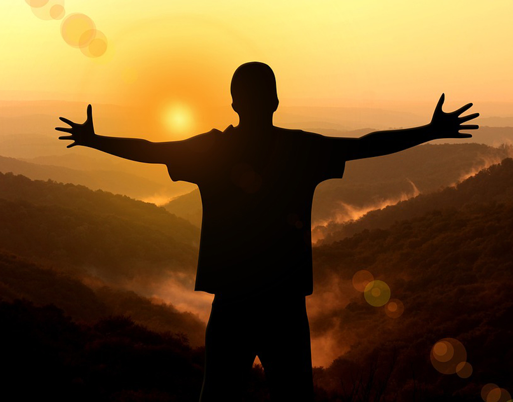 নিজেকে নিয়ে গর্বিত হোন। নিজের যা আছে, যেটুকু আছে, সে সব নিয়ে আনন্দ উপভোগ করুন। যা নেই সে সবের দুঃখতে কব্জা করার এটিই সেরা উপায়। নিজের ভাল সময়, সাফল্য এ সব নিয়ে বাবতে শুরু করলে ব্যর্থতা গ্রাস করতে পারবে না। ছবি: পিক্সঅ্যাবে।