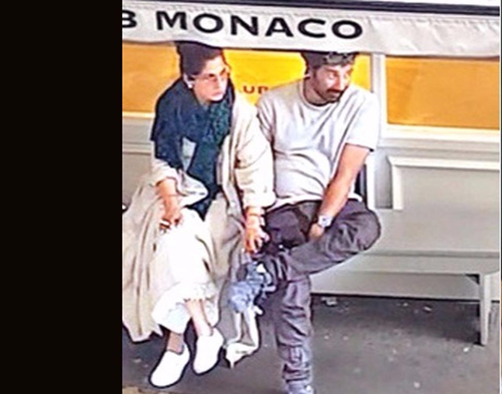 ডিম্পল কাপাদিয়া-সানি দেওল: এক হাতে সিগারেট, আর অন্য হাত সানির হাতে। বেশ ঘনিষ্ঠ হয়েই গল্প করছেন দু’জনে, এমন একটা ছবি প্রকাশ্যে আসতেই শুরু হয় বিতর্ক। ডিম্পল-সানির বহু পুরনো সম্পর্ক নিয়ে শুরু হয় গুঞ্জন।