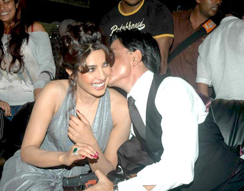 শাহরুখ-প্রিয়ঙ্কা: তাঁদের মধ্যে এতটা গভীর বন্ধুত্ব, সেটা কি আদৌ প্রেম, তা নিয়ে চর্চা চলেই। যদিও এ সব গুজব বলে উড়িয়ে দিয়েছেন দুই তারকাই। কিন্তু এই ছবিটা প্রকাশ্যে আসতে ফ্যামিলি ম্যান কিং খান কী বলেছিলেন, জানা নেই।