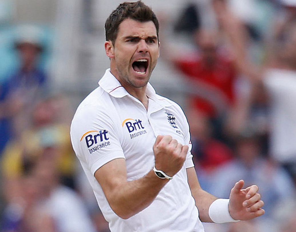 শেষ বার বিলেতের মাঠে ভারতের হয়ে ১৯ উইকেট নিয়ে জেমস অ্যান্ডারসনের সঙ্গে যুগ্ম ভাবে সিরিজ সেরা হয়েছিলেন ভুবনেশ্বর কুমার। এ বার চোটের জন্য ভুবি প্রথম ৩ টেস্টে দলের বাইরে। দেশের মাঠে ভারতের বিরুদ্ধে এটাই অ্যান্ডারসনের শেষ টেস্ট সিরিজ। আর ১০টি উইকেট পেলেই টেস্টে তাঁর উইকেট সংখ্যা ছোঁবে ৫৫০-এর ম্যাজিক ফিগারে।