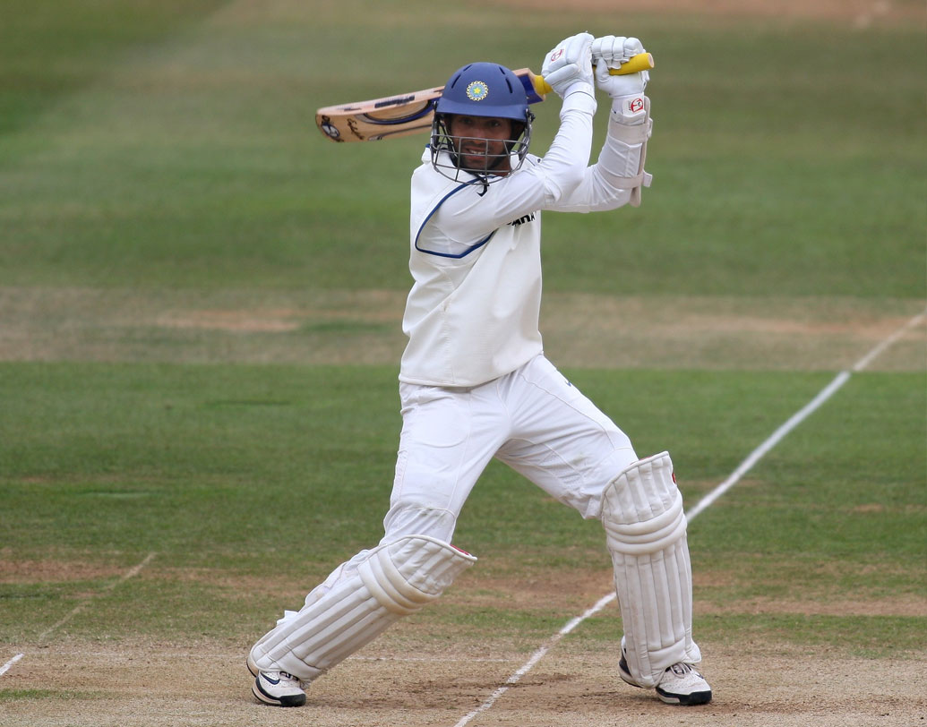 ভারতের দুই উইকেটরক্ষকই গত দুই সিরিজে ছিলেন না। ঋষভ পন্থের প্রথম টেস্ট সিরিজ। দীনেশ কার্তিক শেষ বার ইংল্যান্ডের মাঠে টেস্ট খেলেছিলেন ২০০৭-এ। ৩ ম্যাচের সে সিরিজ ১-০-তে জেতে ভারত। ৬ ইনিংসে ২৬৩ রান করে কার্তিক ছিলেন দেশের সর্বোচ্চ স্কোরার। ইংল্যান্ডের মাঠে শেষ দুই সিরিজে ভারত হেরেছে। এই সফরে ভারতের অন্যতম কাণ্ডারী হতে পারেন কার্তিক।