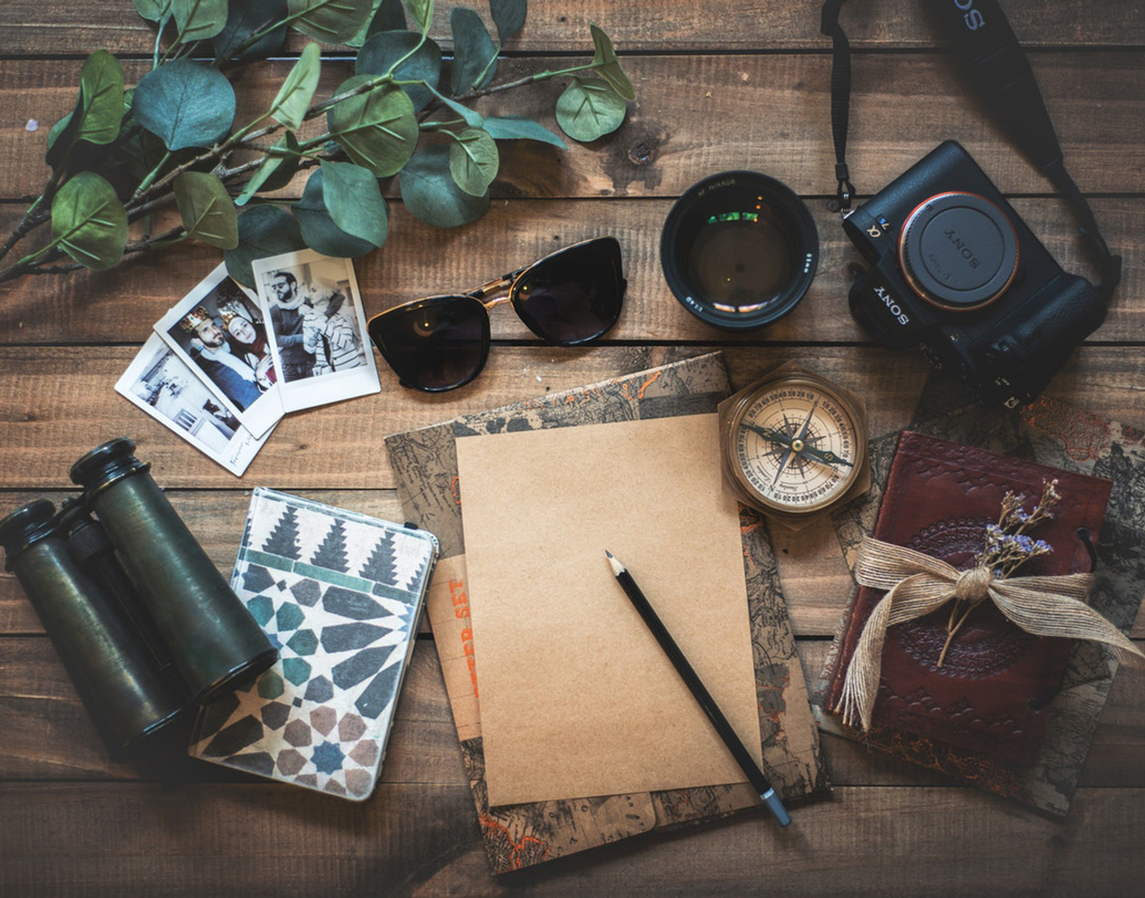 বেড়াতে ভালবাসেন? তা হলে একেই পেশায় বদলে নিন। অল্প পুঁজি সম্বল করে আপাতত ছোট করেই খুলুন কোনও ট্রাভেল এজেন্সি। অথবা বেড়ানোর সঙ্গে লেখার অভ্যাস থাকলে ট্রাভেল ব্লগ লিখুন। নানা সংস্থায় ফ্রিল্যান্সও করতে পারেন অথবা নিজেই খুলে বসতে পারেন একটি ব্লগজিন। আজকাল অনলাইনে ব্লগ লেখাকে পেশা হিসাবে নিচ্ছেন অনেকেই। ছবি: পিক্সঅ্যাবে।