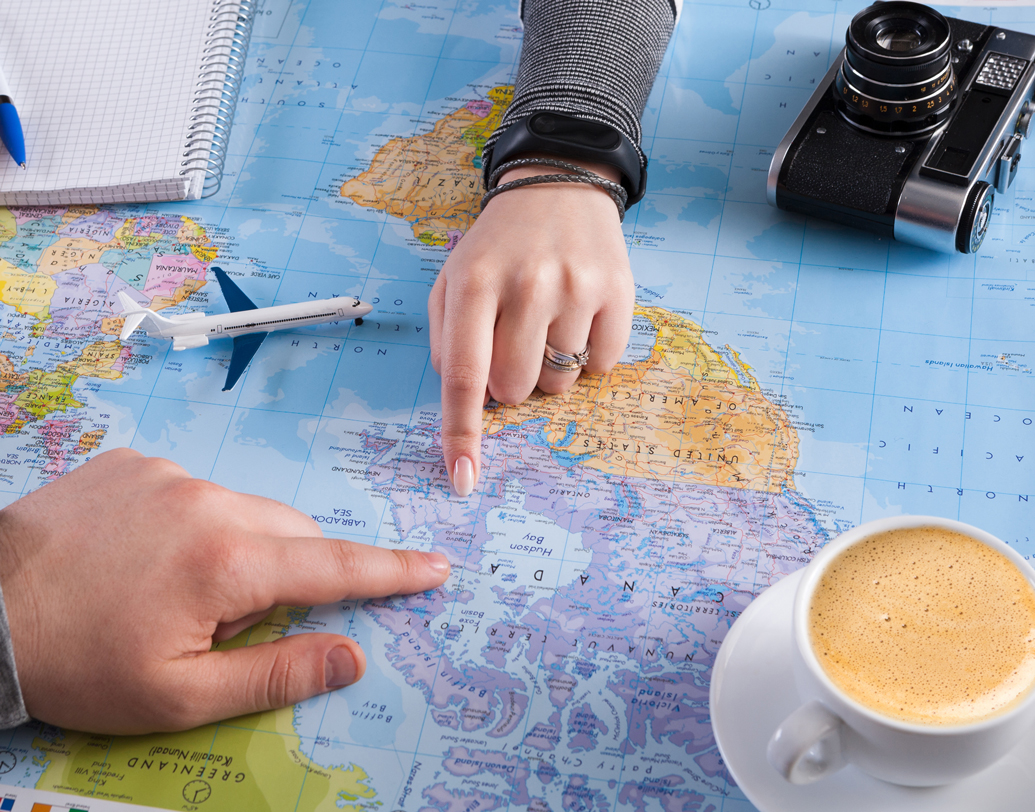 একা একা নানা শহর ঘুরতে ভালবাসেন?  কোনও একটি জায়গার ভৌগোলিক গুরুত্ব ও সেখানকার আদি ইতিহাস নিয়েও খোঁজ-খবর রাখেন? তা হলে ট্যুর গাইড হয়ে যান। কোনও সংস্থার সঙ্গেও হাত মেলাতে পারেন অথবা নিজেও খুলতে পারেন এই সংক্রান্ত স্বাধীন ব্যবসা। ছবি: শাটারস্টক।