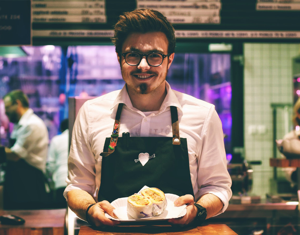 রান্নাবান্নায় আগ্রহ থাকলে শুরু করতে পারেন রেস্তরাঁর ব্যবসাও। মূলধন ও ঘরের অভাব থাকলে ছোট করেই শুরু করতে পারেন টেক অ্যাওয়ে সার্ভিস। পরে ব্যবসায় লাভ হলে তার বিস্তার ঘটান ইচ্ছে মতো। ছবি: আনস্প্ল্যাশ।