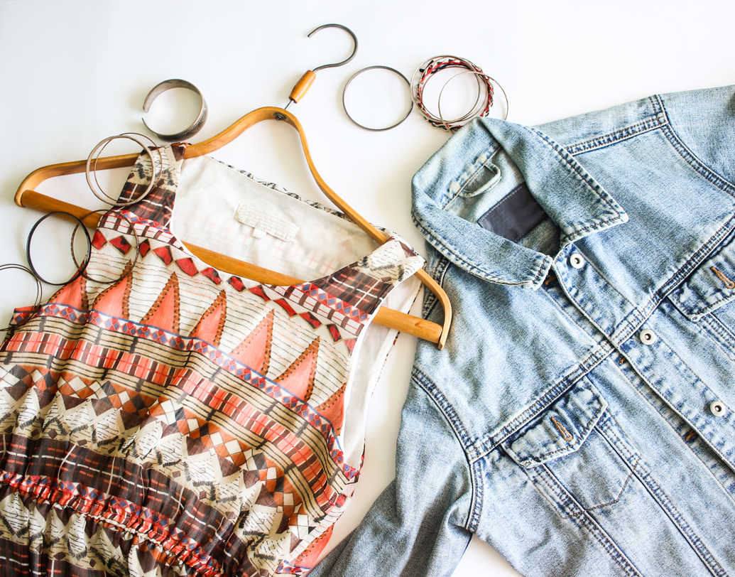 সেলাই-ফোঁড়াই যদি পছন্দের হয়, তা হলে আজই পুরনো জামাকাপড় নিয়ে বসুন। তাতে নতুন নকশা যোগ করে, বোতাম বদলে, ছেঁড়া-ফাটা মেরামত করে ফ্যাশনেবল লুক দিতে পারছেন কি?  তা হলে বোহো ফ্যাশনই আপনার জন্য সেরা বিকল্প। অল্প কিছু জায়গা পেলে  সরাসরি বাড়িতেই খুলুন কাউন্টার। বাড়ি ও অনলাইন শপিং মিলিয়ে শুরু করুন বিক্রি। ছবি: শাটারস্টক।