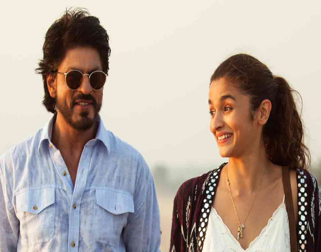 কেউ বিশ্বাস করতে না চাইলেও এটাই সত্যি। ৫৩ বছর বয়স শাহরুখ খানের। এখনও তিনি অর্ধেকের চেয়েও কম বয়সী নায়িকাদের বিপরীতে সমান স্বচ্ছন্দ। এসআরকে-র পাশে বাকি নায়করা এক্কেবারে ম্লান।