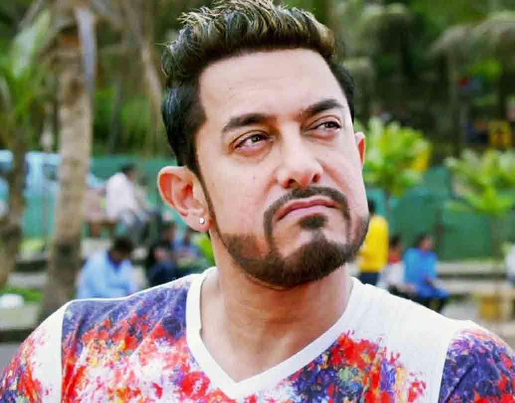 মিস্টার পারফেফশনিস্ট আমির খান পড়লেন ৫২ বছরে।নিজের স্ক্রিন প্রেজেন্স নিয়ে বিভিন্ন ধরনের পরীক্ষা-নিরীক্ষা করে যে কোনও ভূমিকায় খাপ খাইয়ে নিতে পারেন এই সুপারস্টার।