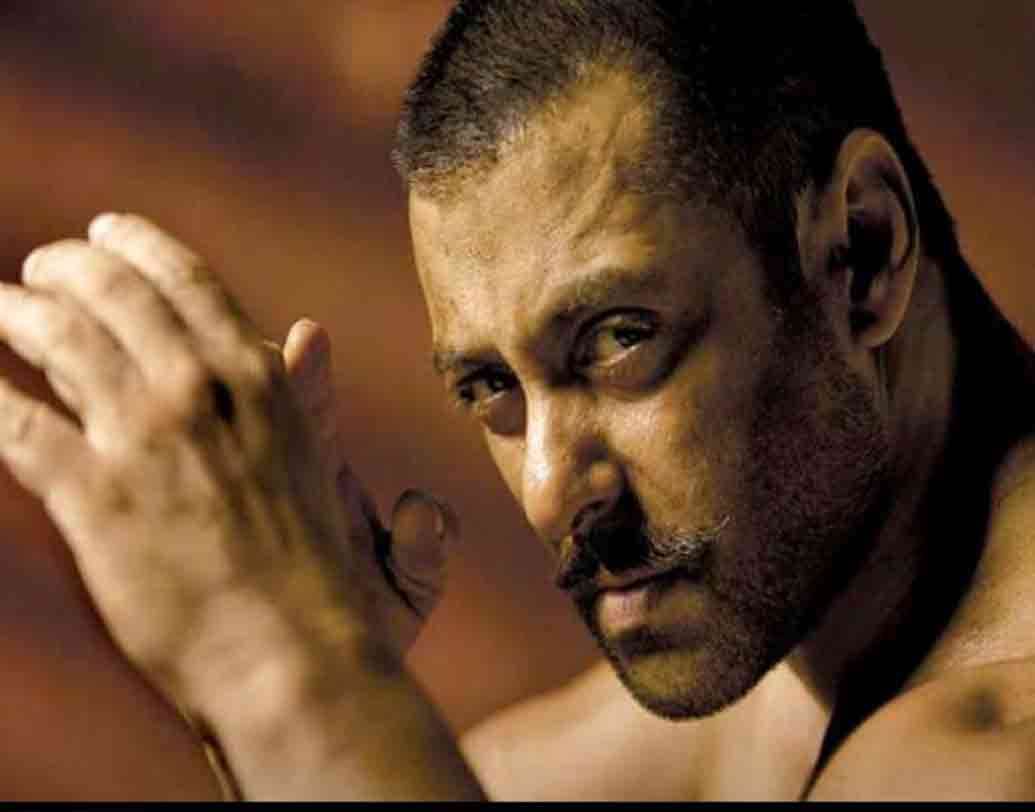 নয় নয় করে ৫২টি বসন্ত পার করে ফেলেছেন সল্লু মিয়াঁও। বয়স যত বাড়ছে, ক্রেজও যেন বাড়ছে সলমন খানের।