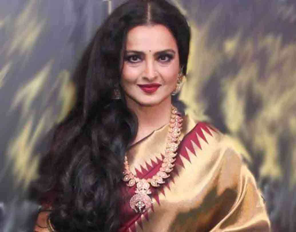 বলিউডের সেরা সুন্দরীদের একজন রেখা। তা সকলেই এক বাক্যে মানেন।তাঁর বয়সি নায়িকারা ক্যারিশমা হারালেও ৬৩ বছরে তিনি একই রকম গ্ল্যামারাস।