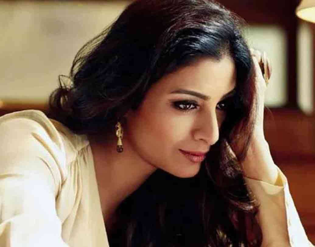 তব্বু এমন ধরনের চরিত্রে অভিনয় করেন,  যেখানে বয়স কোনও রকম বাধাই নয়। ৪৬ বছর বয়স হয়েছে ‘চিনি কম’ নায়িকার, কে বলবে বলুন তো।