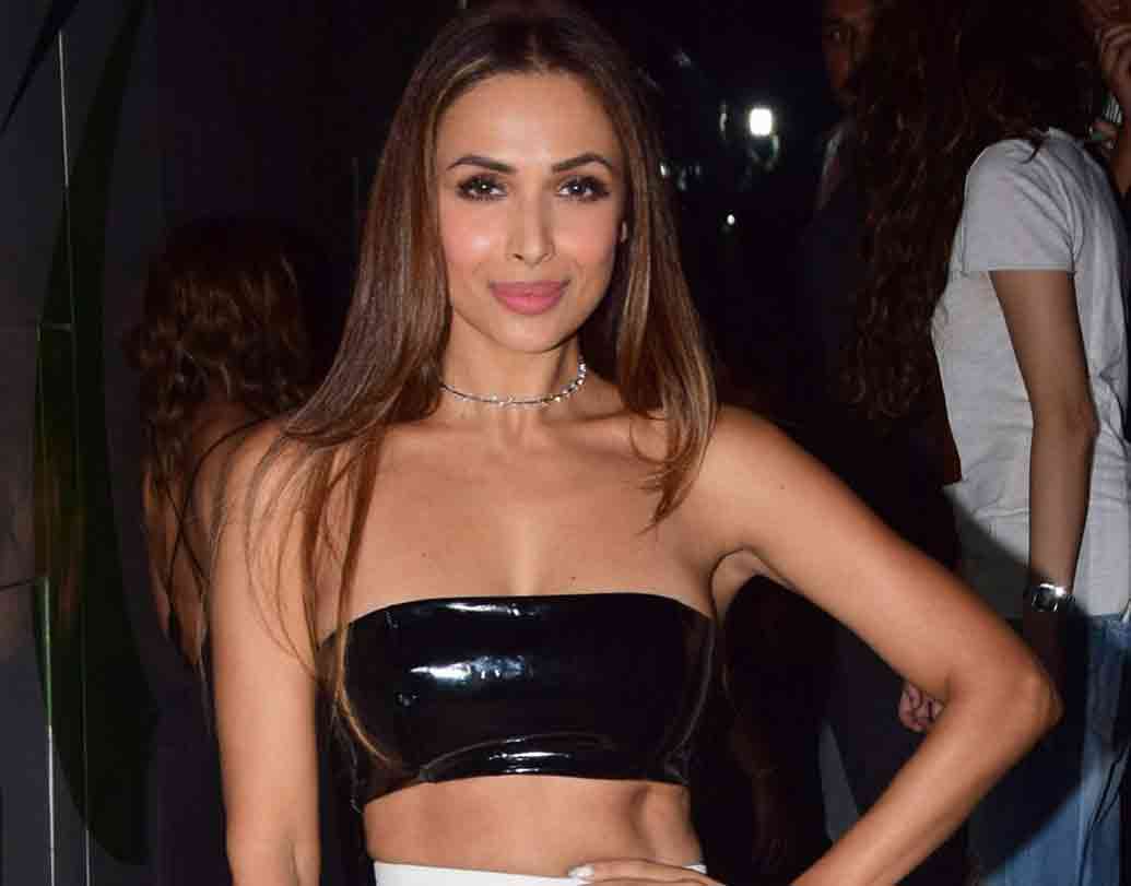 কে বলবে ছাঁইয়া ছাঁইয়া গার্ল ৪৪!  ফ্যাশন স্টেটমেন্ট আর শরীরী বিভঙ্গে তাক লাগিয়ে দিতে পারেন মালাইকা অরোরা।