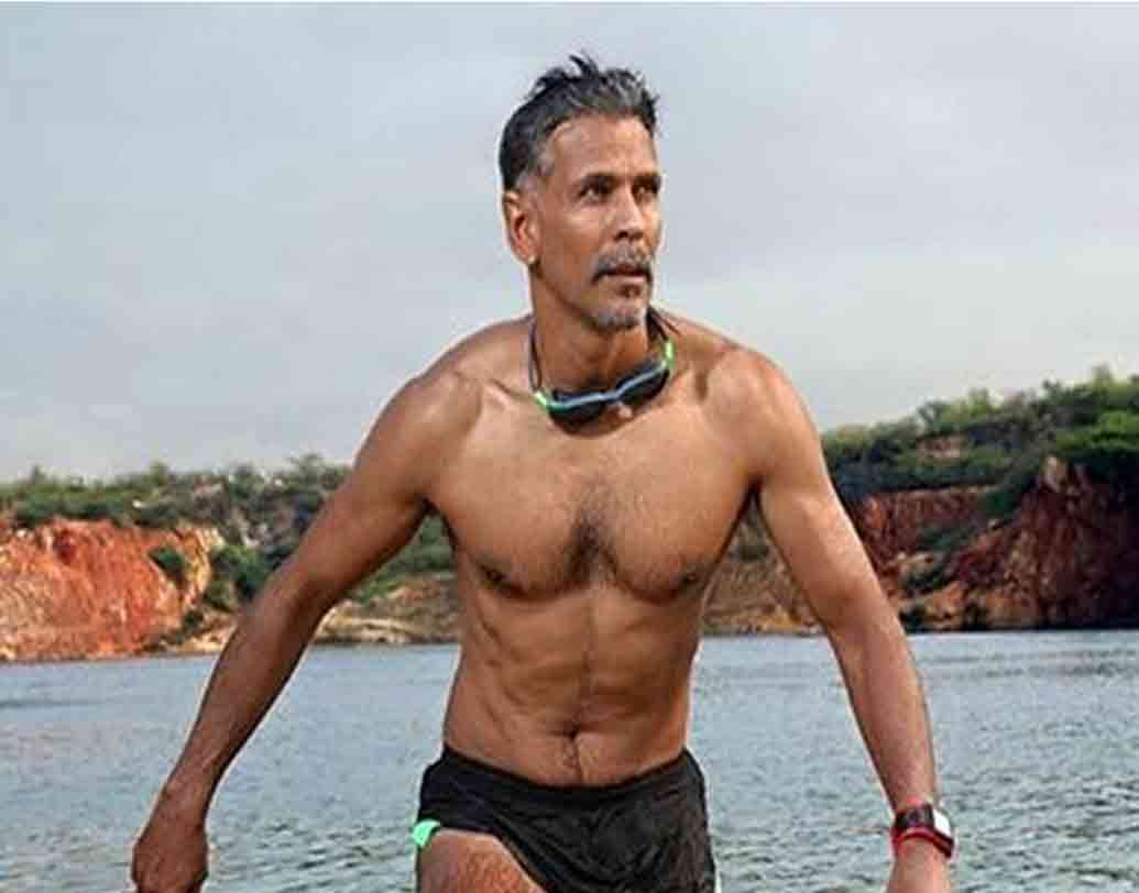 সারাদিন ব্যস্ত থাকেন বিভিন্ন ধরনের শারীরিক কসরতে। ফিট থাকাই মিলিন্দ সোমনের জীবনের মূলমন্ত্র। হট সুপার মডেল মিলিন্দ বিয়ে করলেন সম্প্রতি। তাঁর বয়স ৫২।