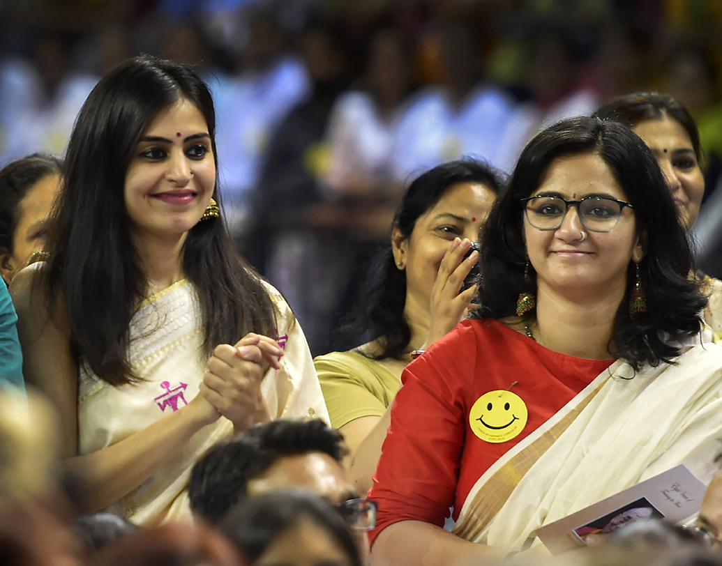 প্রথমে নিজের কাছে স্বীকার করে নিন, উইকএন্ড-এ বেলাগাম খাওয়াদাওয়া করেছেন। তবে তাতে মুষড়ে পড়বেন না। উল্টে পজিটিভ থাকুন। সপ্তাহের শুরুতেই অতিরিক্ত ওজন ঝরিয়ে ফেলতে পারবেন, এমন ভাবনা-চিন্তা শুরু করে দিন।