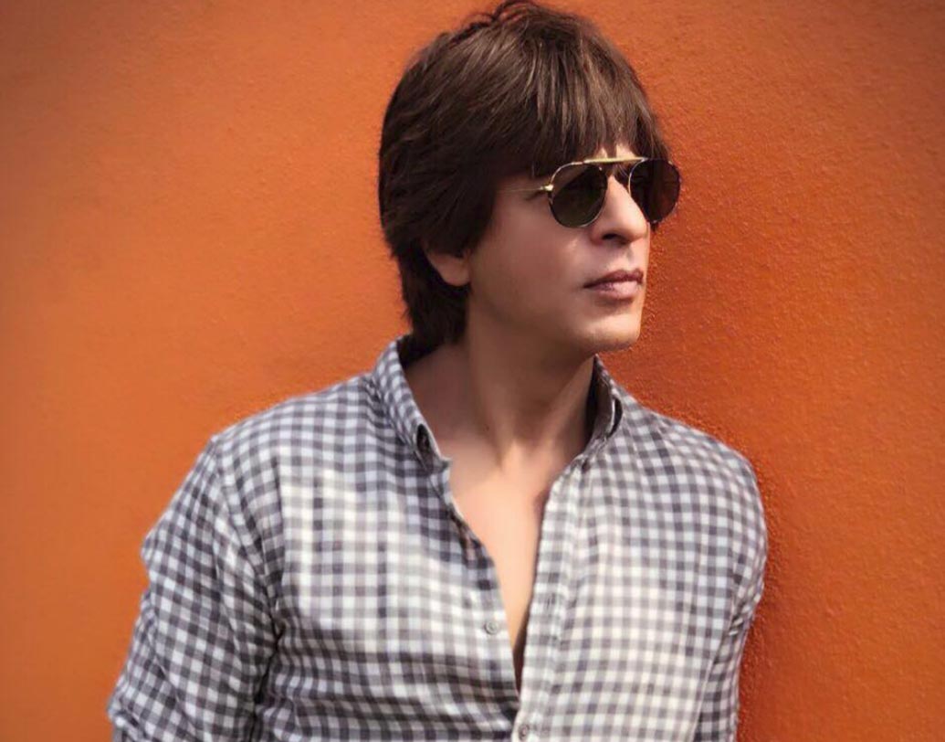 শাহরুখ খান: শুটিং, ফিটনেস ওয়ার্ক আউট পেরিয়ে হাতে সময় বাঁচলে মিডিয়ার সামনে নানা পোজ। তাতেও যদি সময় বাঁচে তো ছবির প্রমোশন বা ছোটখাটো পার্টি তো লেগেই থাকে। আইপিএল-এর মরশুম হলে তো কথাই নেই। নানা দিক সামলে বলিউডের এই ব্যস্ত তারকা নাকি ঘুমের পিছনে দেন মাত্র ৩-৪ ঘণ্টা।