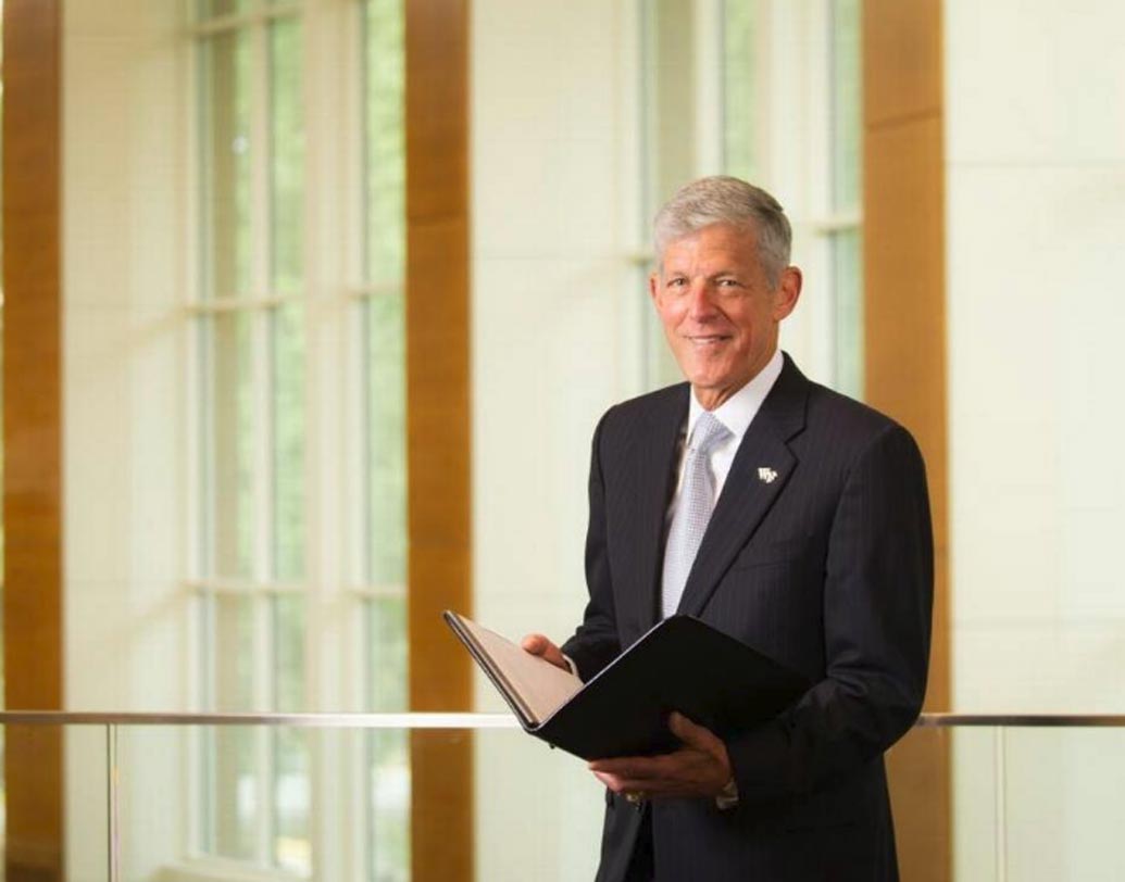 স্টিভ রেনমুন্ড: প্রতি দিন সকাল ৫টায় ঘুম থেকে ওঠাই অভ্যাস পেপসিকো-র প্রাক্তন অধিকর্তার। তারপর নিয়ম মেনে চলে শরীরচর্চা। ঘুমের সময়ও তাঁর কাছে খুবই নির্দিষ্ট। ৫-৬ ঘণ্টা সময় ঘুমের জন্য সরিয়ে রাখেন স্টিভ।