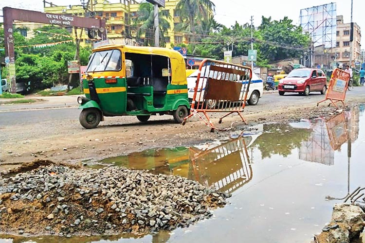 এখানেই উল্টে যায় অটো। মঙ্গলবার, যশোর রোডে। নিজস্ব চিত্র