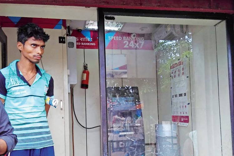 Pin given, no cash in ATM, boy wait for three hours