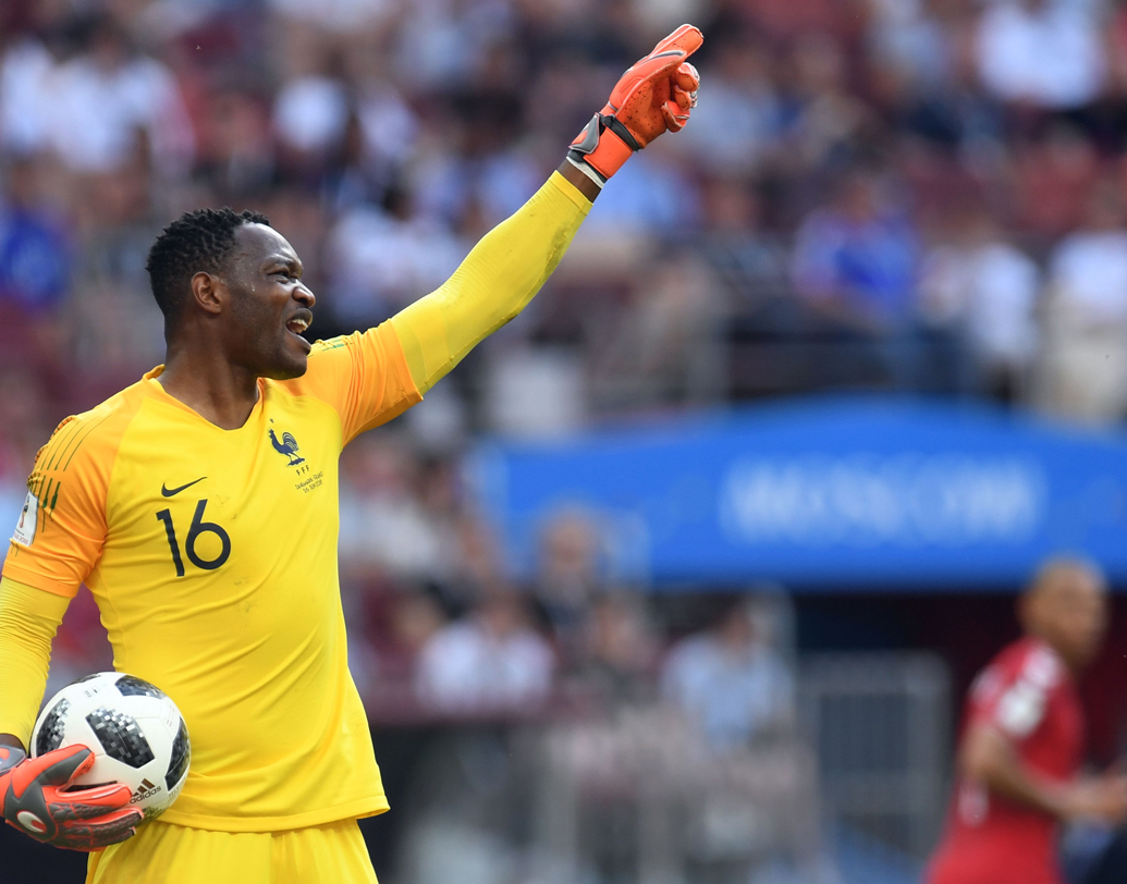 স্টিভ মানদান্দা। ডেমোক্রেটিক রিপাবলিক অব কঙ্গোর কিনসাসাতে জন্ম। ছোটবেলাতেই চলে আসেন ফ্রান্সে। খেলেন ফ্রান্সেরই মার্সেই ক্লাবে।ছবি: এএফপি।