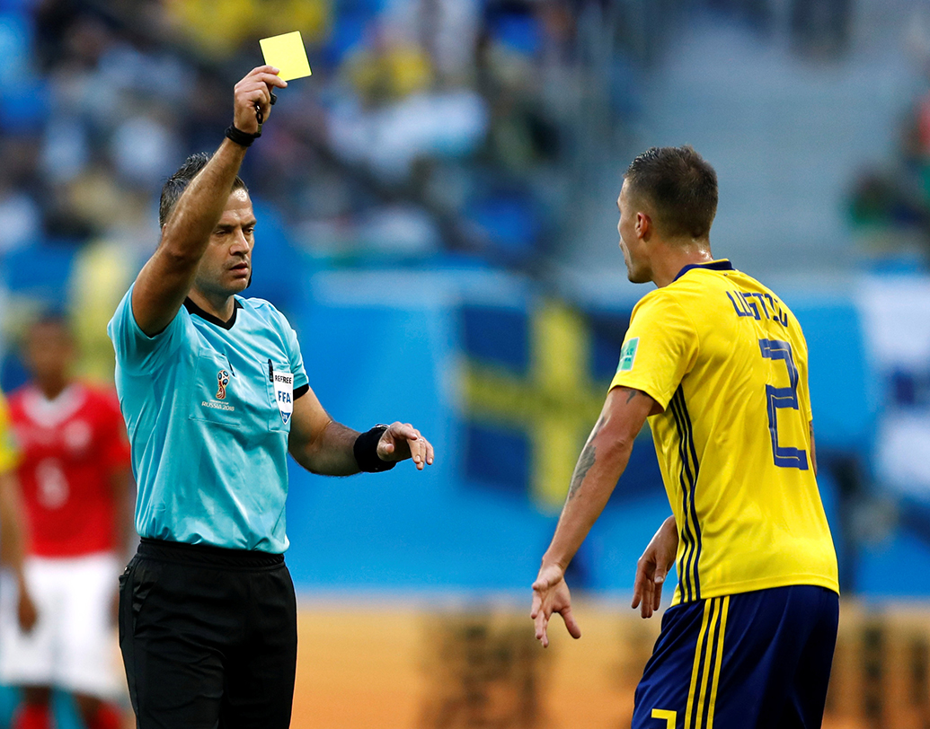 সুইডেনের মিকায়েল লাসটিগ খেলতে পারবেন না ইংল্যান্ডের বিরুদ্ধে কোয়ার্টার ফাইনালে। সুইত্জারল্যান্ডের বিরুদ্ধে শেষ ষোলোর ম্যাচে দ্বিতীয় হলুদ কার্ড দেখেছেন তিনি। ছবি: এএফপি।