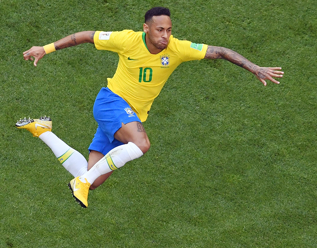 এ ছাড়া নেমারের মতো আরও অনেকে দেখেছেন একটি করে হলুদ কার্ড। তবে নিয়ম অনুসারে কোয়ার্টার ফাইনাল পর্যায় থেকে নতুন করে কার্ড বিবেচিত হয়। আগের একটা কার্ডের জের তাই বইতে হচ্ছে না তাঁদের।