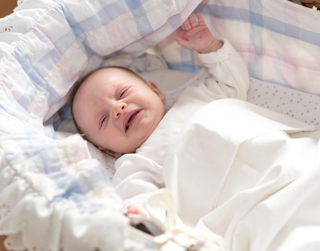 কান্না: কী ভাবেন, চিলচিৎকার জুড়ে কাঁদতে শিখেছে সে জন্মের পর? মোটেই না। বরং গর্ভে থাকাকালীন কোনও কারণে রেগে গেলে বা কষ্ট পেলে কেঁদে ওঠে সে। তবে তখনও শব্দ করতে পারে না বলে, সে কান্নার প্রকাশ হয় নিঃশব্দে। চিকিৎসকরা জানাচ্ছেন, তিন মাস পর থেকেই আলট্রাসাউন্ডের মাইক্রোফোনে অনেক সময়ই তার কান্নার মৃদু তরঙ্গ ধরা পড়ে। ছবি: শাটারস্টক।