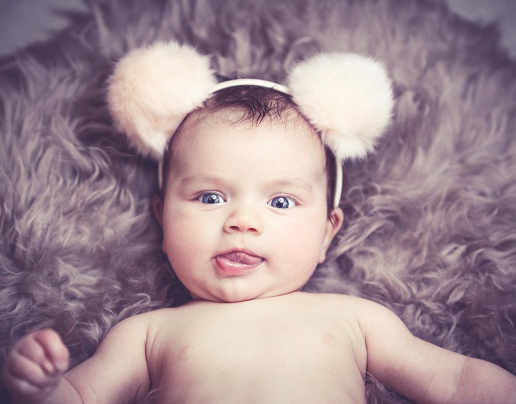 স্মৃতিশক্তি: গর্ভস্থ অবস্থায় সুর করে বা জোরে কোনও ছড়া-গল্প বললে কিংবা গান গাইলে তা শুনতে তো পায়ই শিশু, শুধু তা-ই নয়, তার মস্তিষ্কের কাজও চলে পুরোদমে। হ্যাঁ, গর্ভে থাকাকালীনই সে মনে রাখতে শিখে যায় বারবার শোনা কোনও গান বা ছড়ার লাইন। ছবি: শাটারস্টক।