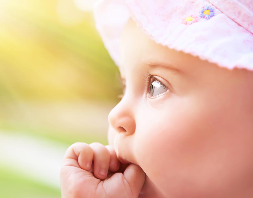 হাত-মুখের যোগ: আট মাস গর্ভধারণের পরের আলট্রাসাউন্ডে প্রায়ই ধরা পড়ে শিশু মুখের মধ্যে আঙুল পুরে নিশ্চিন্তে রয়েছে। আঙুল চোষার এই পাঠ সে শিখে ফেলে গর্ভে থাকাকালীনই। চিকিৎসকরা জানাচ্ছেন, হাতের আঙুল নিয়ে যে কী করবে তা সে মজে মাঝেই বুঝে উঠতে পারে না, তাই সটান চালান করে দেয় মুখে! ছবি: শাটারস্টক।