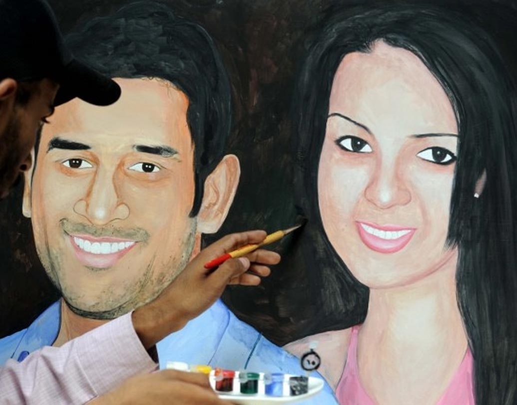 মাহির ভক্তরা কিন্তু সাক্ষীকে নিয়েও বেশ মাতামাতিই করেন। দেশকে এত বছর বাদে যিনি বিশ্বকাপ এনে দিলেন, তাঁর স্ত্রীকেও সমান পছন্দ করেন ক্যাপ্টেন কুলের অনুরাগীরা। তাই বিবাহবার্ষিকীতে দু’জনের ছবি এঁকেই ‘উইশ’ করেন ফ্যানেরা।