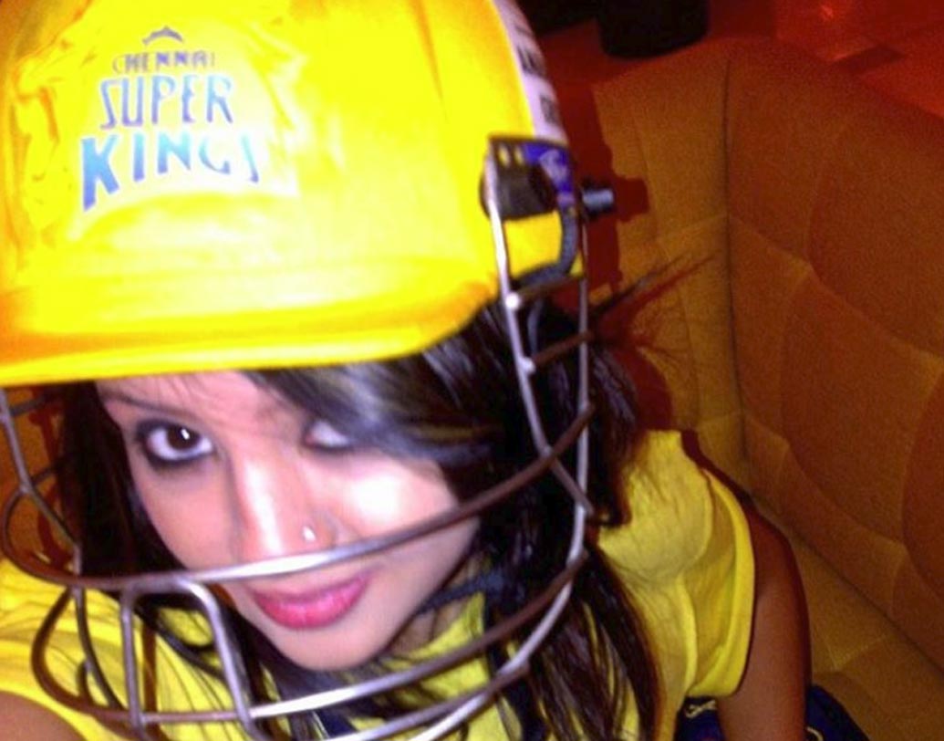 স্বামীর বিরুদ্ধে কেউ অপপ্রচার চালালে তাঁকে সোশ্যাল মিডিয়ায় একহাত নিতে ভোলেন না সাক্ষী। তবে বিন্দু দারা সিংহের পাশে বসে আইপিএল দেখার কারণেই হোক বা অন্য কিছু, সাক্ষীর নাম জড়িয়েছিল ম্যাচ গড়াপেটাতেও। যদিও তার কোনও প্রমাণ মেলেনি।