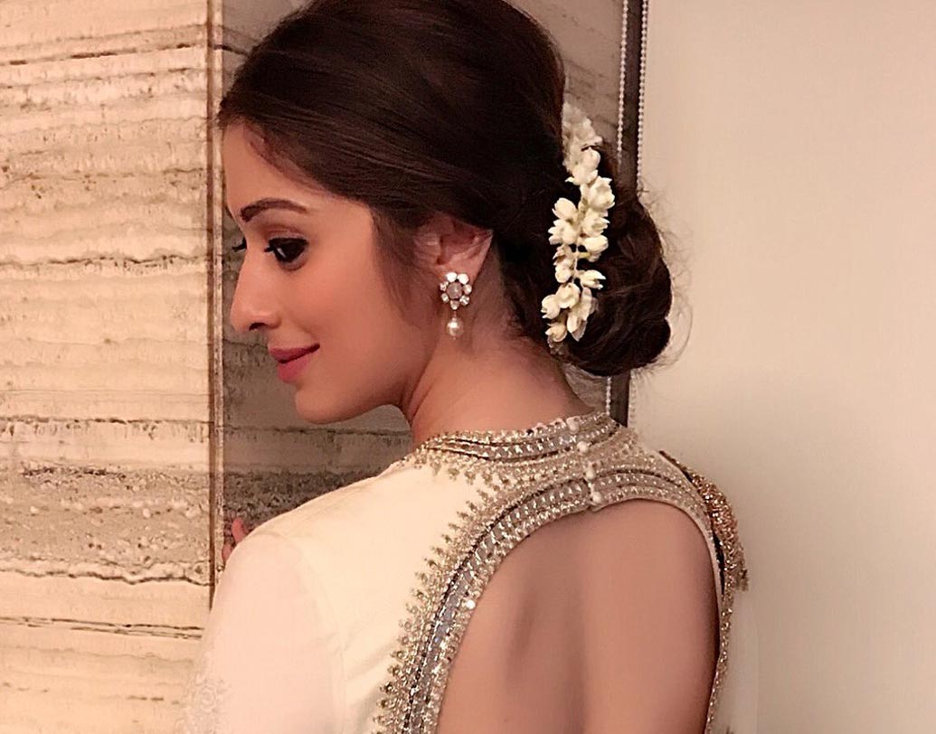 মাহি আর সাক্ষীর প্রেম তখনও শুরু হয়নি। প্রথম প্রেমিকা প্রিয়ঙ্কা ঝা মারা গিয়েছেন দুর্ঘটনায়। ধোনি খানিকটা বিপর্যস্তই ছিলেন। তখনই নাকি আলাপ দক্ষিণ ভারতীয় অভিনেত্রী রাই লক্ষ্মীর সঙ্গে। ২০০৫ সাল নাগাদ এই অভিনেত্রীর সঙ্গে ক্যাপ্টেন কুলের সম্পর্ক নিয়ে কম বিতর্ক হয়নি। যদিও ধোনি নিজে কখনও তা স্বীকার করেননি।