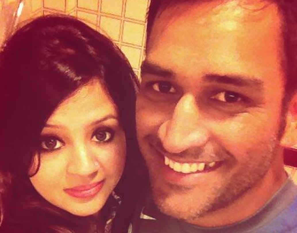 প্রেমের সূত্রপাত কিন্তু সিটি অব জয় কলকাতাতেই। তাজ হোটেলে ইন্টার্নশিপ করছেন তখন সাক্ষী, আর ধোনি পাকিস্তানের সঙ্গে ম্যাচ খেলতে এসেছিলেন কলকাতার ইডেন গার্ডেন্সে। যদিও দুই পরিবারের মধ্যে পরিচয় ছিল। তবে যোগাযোগ ছিল না দশ বছর। ফের আলাপ হল এক ‘কমন ফ্রেন্ড’-এর মাধ্যমে। কমন ফ্রেন্ডের থেকে সাক্ষীর ফোন নম্বরটা নিয়েছিলেন মহেন্দ্র সিংহ ধোনি।