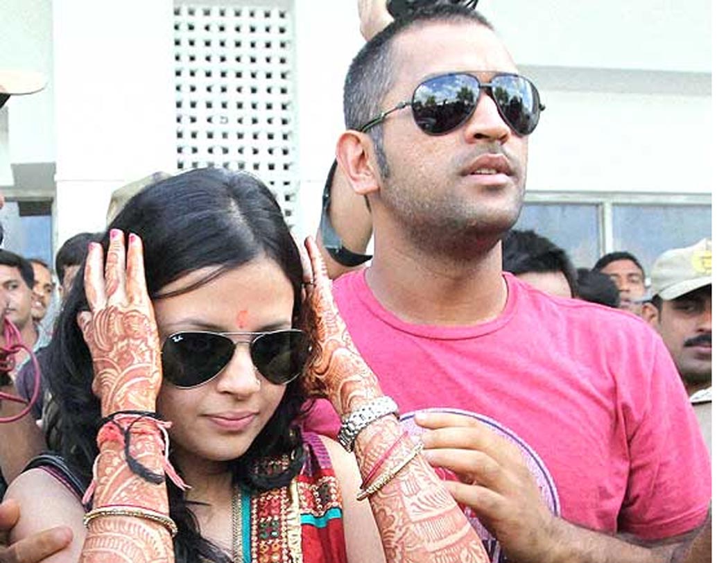 ২০০৮ সালের মার্চ থেকে ডেট করা শুরু করেন মাহি আর সাক্ষী। তবে সাত পাকে বাঁধা ২০১০ সালের ৪ জুলাই। দেহরাদূনের একটা রিসর্টে। সব্যসাচীর তৈরি লাল আর সবুজ লেহেঙ্গাটি যে ক্যাপ্টেন কুলের স্ত্রী বিয়েতে পরবেন, তা কিন্তু আগে জানতেনই না এই ফ্যাশন ডিজাইনার।