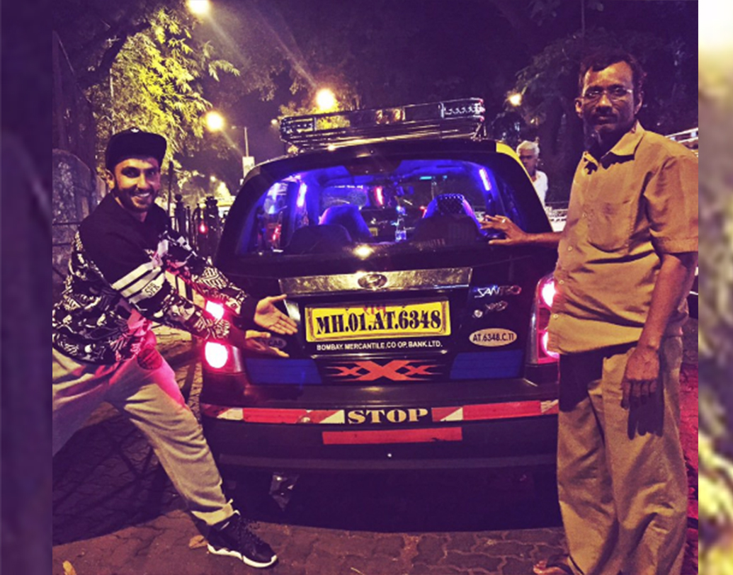 ‘ট্রিপল এক্স’ শুটিংয়ের জন্য হলিউডে যখন পা রাখলেন দীপিকা, তখন রণবীর কী করেছিলেন জানেন? সেই ফিল্মের প্রথম দিনের শুটিংয়ের জন্য দীপিকাকে শুভেচ্ছা জানিয়ে একটা ট্যাক্সির ছবি টুইট করেন। তার নম্বর প্লেটে রয়েছে, ‘ট্রিপল এক্স’। সঙ্গে লেখেন, “ভারতে এখনই একেবারে সাড়া ফেলে দিয়েছে #xXx... কিল ইট!” আহা, কী প্রেম!