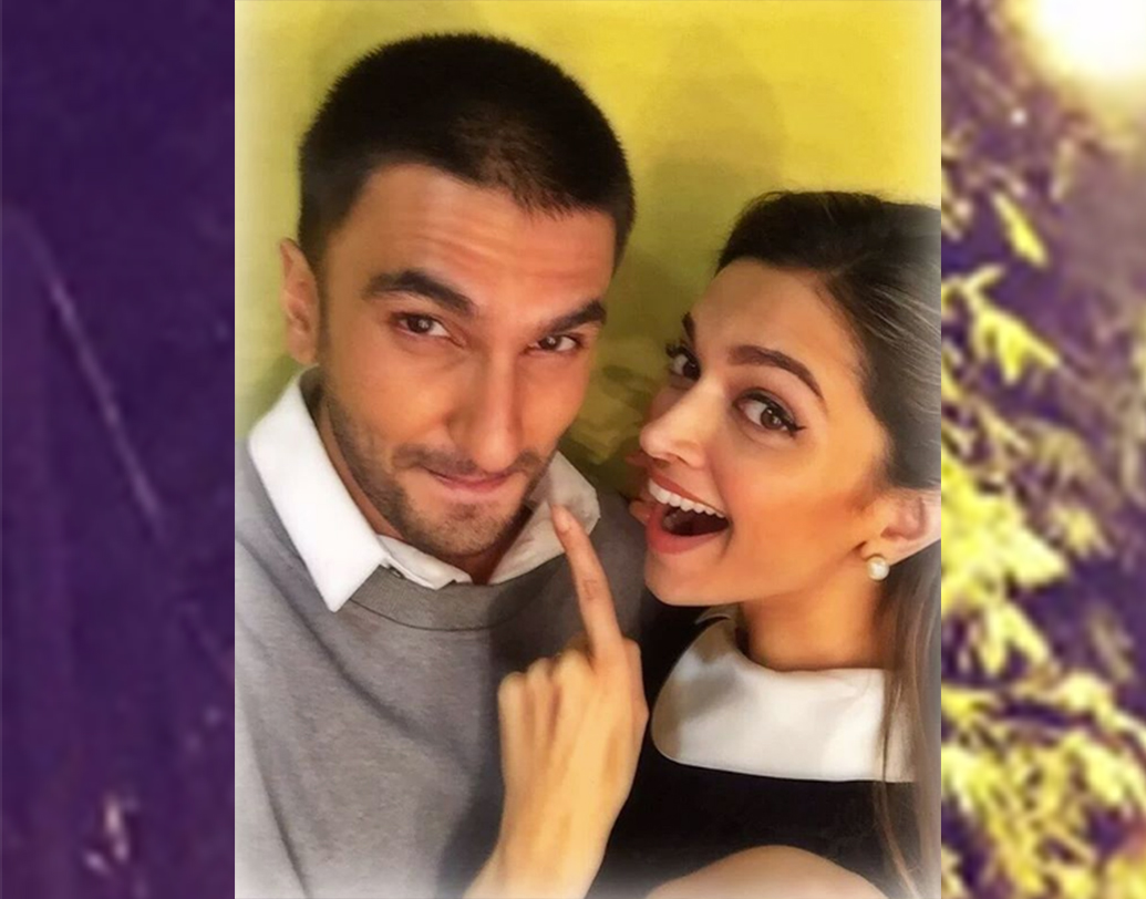 সে প্রায় বছর দু’য়েক আগের কথা। হলিউডে গিয়েছেন দীপিকা। আর এ দিকে দেশের প্রায় সমস্ত অ্যাওয়ার্ড-ই তো তাঁর নাম উঠে গিয়েছে। অথচ কাজ ফেলে দেশেও ফিরতে পারছেন না তিনি। কী করলেন রণবীর? দীপিকার হয়ে সমস্ত অ্যাওয়ার্ডই নিতে গেলেন তিনি। সেই সঙ্গে একটি অনুষ্ঠানে নিজের ফোটোর সঙ্গে জুড়ে দিলেন দীপিকার ছবি। যেন দু’জনে এক সঙ্গেই মঞ্চে রয়েছেন।