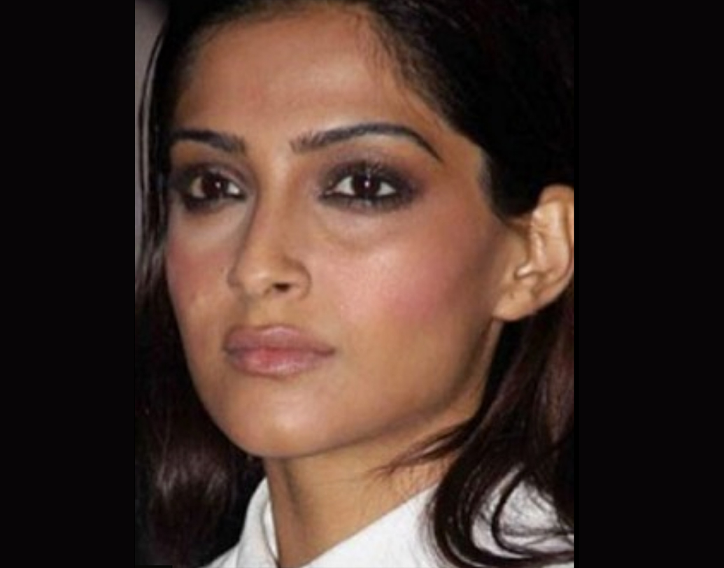 ফ্যাশনিস্তা হিসেবে বলিউড নায়িকাদের মধ্যে একেবারে সামনের সারিতেই থাকবেন সোনম কপূর। কান ফিল্ম ফেস্টিভ্যালের রে়ড কার্পেট হোক বা বলিউডি পার্টি, সবেতেই নজরকাড়া সোনম। তবে মাঝেমধ্যে সেই সোনমেরও কী যে হয়! দেখুন কনসিলার আইলাইনার কেমন চড়া! তাতেই যেন বিগড়েছে সোনমের চেহারা।