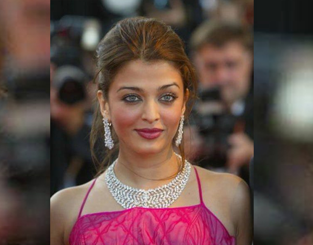 কান-এর রে়ড কার্পেটে ফি বছরই দেখা যায় ঐশ্বর্যা রাইকে। লুকস, স্টাইল স্টেটমেন্টে হলিউডি ডিভাদের বেশ কড়া টক্করও দিতে পারেন তিনি। তবে এই ছবিতে দেখুন, হিরের গয়নার সঙ্গে নিউট্রাল মেকআপ মেলাতে গিয়ে কী হাল ঐশ্বর্যার শ্রীমুখের।