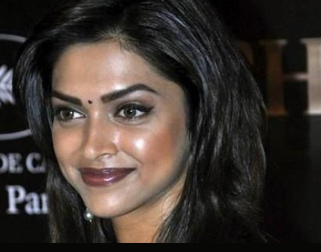 সোনমের মতোই দীপিকা পাড়ুকোনের ফ্যাশন সেন্স নিয়ে প্রশ্ন ওঠেনি কখনও। কিন্তু মাঝেমধ্যে তাঁকেও মেকআপ বিভ্রাটের ফাঁদে পড়তে হয়েছে। কান ফিল্ম ফেস্টিভ্যালে এক বার এমন দীপিকাকেই দেখা গিয়েছিল। অন্য ডিভাদের মতো নো-মেকআপ লুক নয়। উল্টে অতিরিক্ত হাইলাইটার-গাঢ় শেডের লিপস্টিক মেখে পাপারাৎজিদের ক্যামেরাবন্দি হয়েছিলেন দীপিকা।