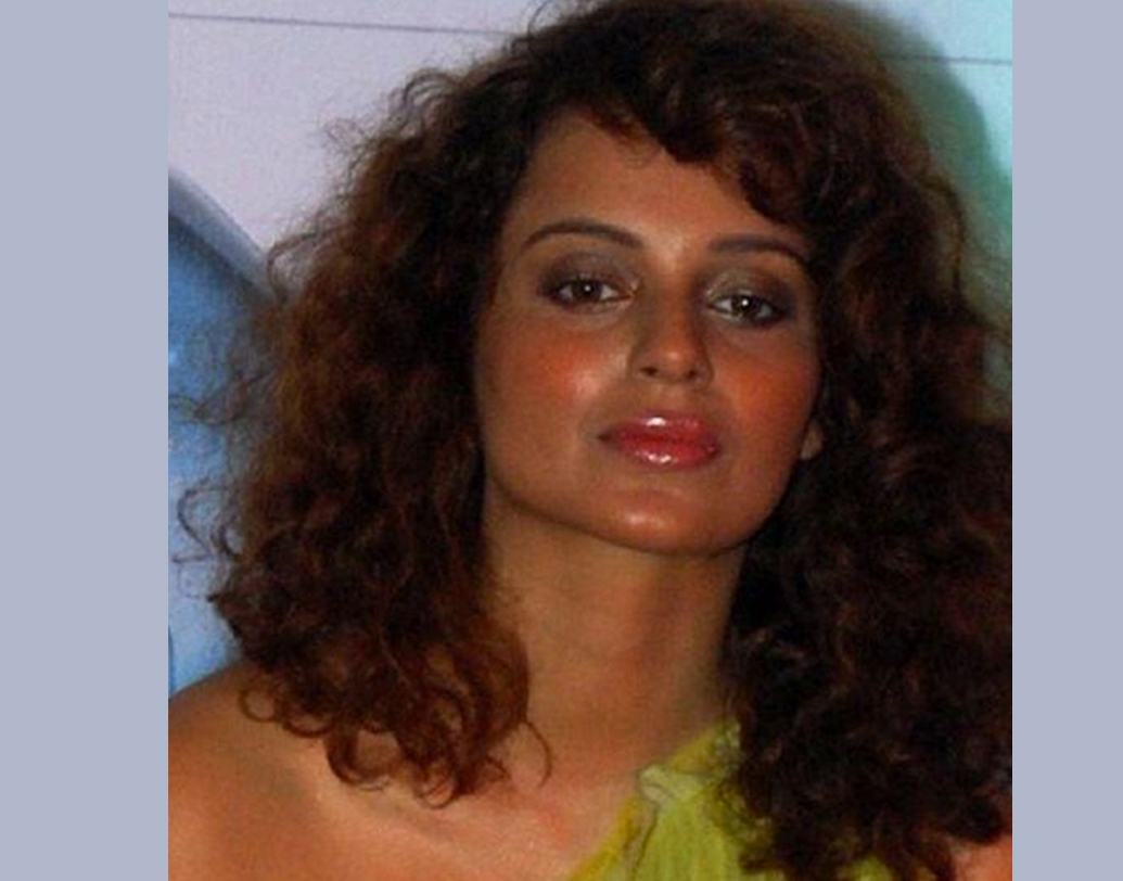 কঙ্গনা রানাউতের অভিনয় প্রতিভা নিয়ে কারও কোনও প্রশ্ন উঠে না। স্টাইল স্টেটমেন্টও তিনি অন্যদের থেকে জ়রা হট্‌কে! সেই কঙ্গনাও কখনও সখনও দেখা গিয়েছে অতিরিক্ত ব্লাশ, গ্লসি লিপস এবং চড়া আই মেকআপে।