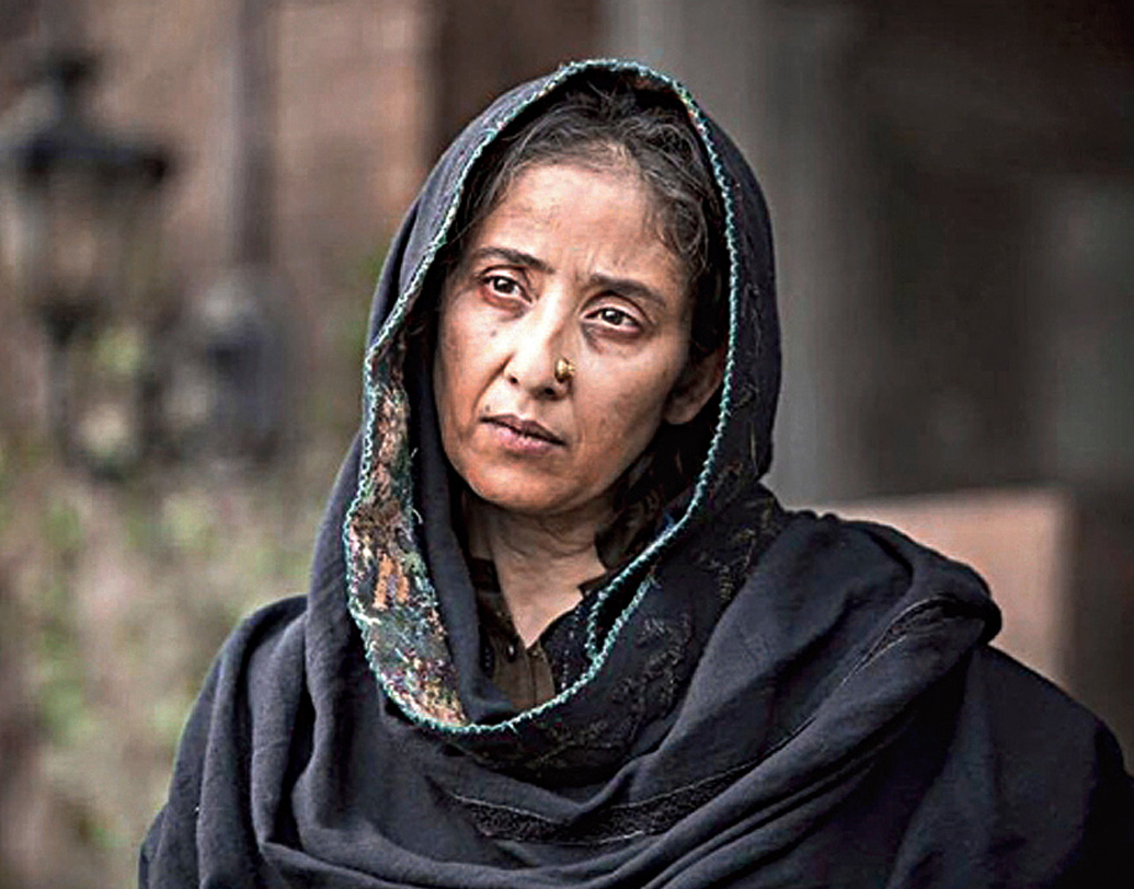 ওভারিয়ান ক্যানসারে আক্রান্ত হয়েছিলেন। নিউইয়র্কে চিকিত্সা করিয়ে সুস্থ হয়ে ফের কাজে ফিরেই তাক লাগিয়ে দিয়েছেন এক সময়ের বলিউড কাঁপানো অভিনেত্রী। শোনা যায়, মনীষা নাকি কেমোথেরাপি চলাকালীনই শুটিং করেছিলেন।